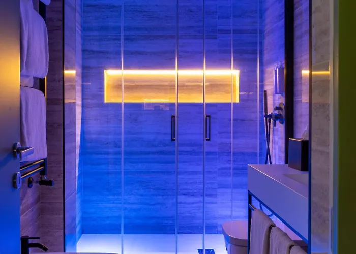 Adoro Hotel 4*